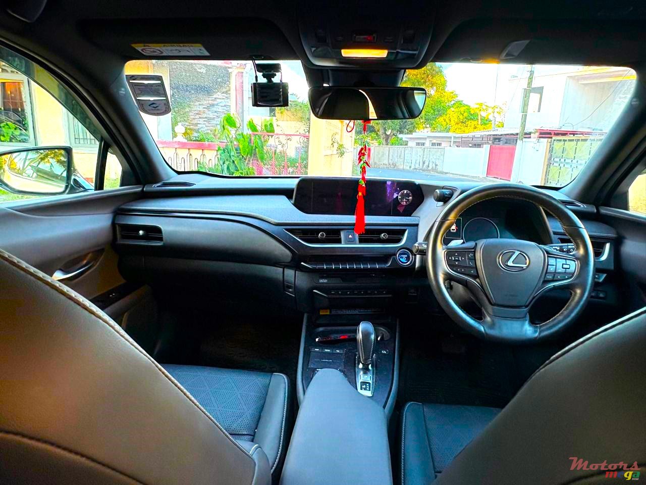 2021' Lexus UX 300e photo #7