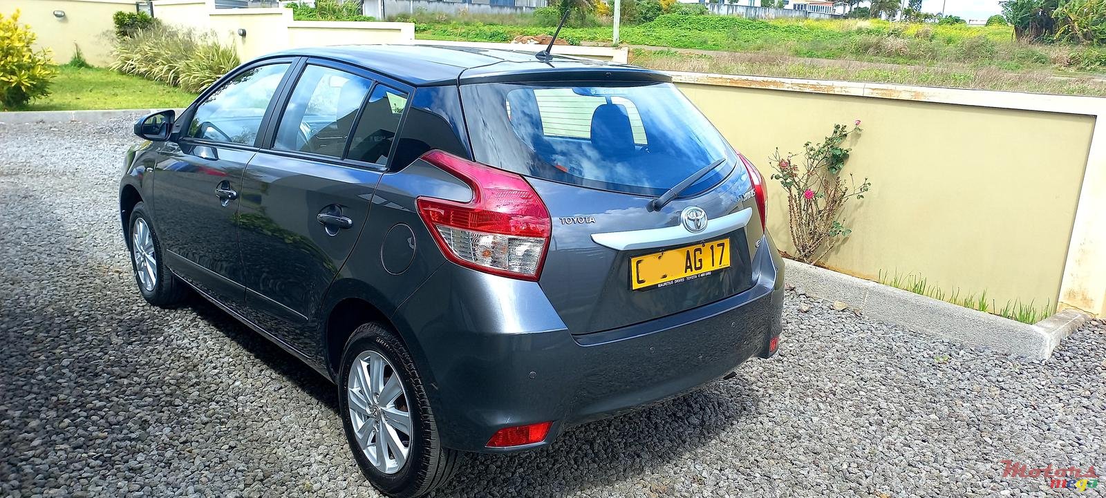 2017' Toyota Yaris photo #2