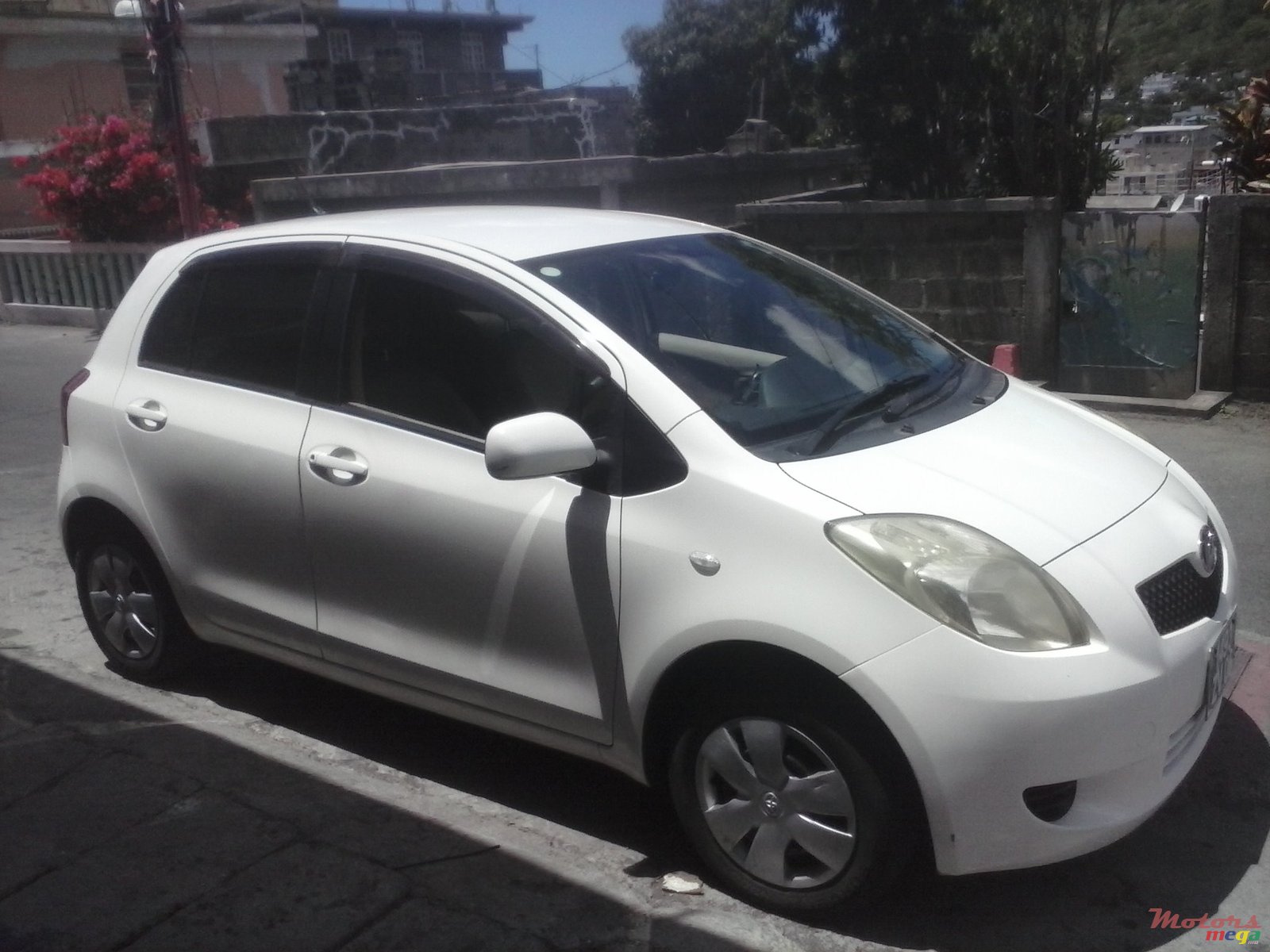 2006' Toyota Vitz hatchback photo #1
