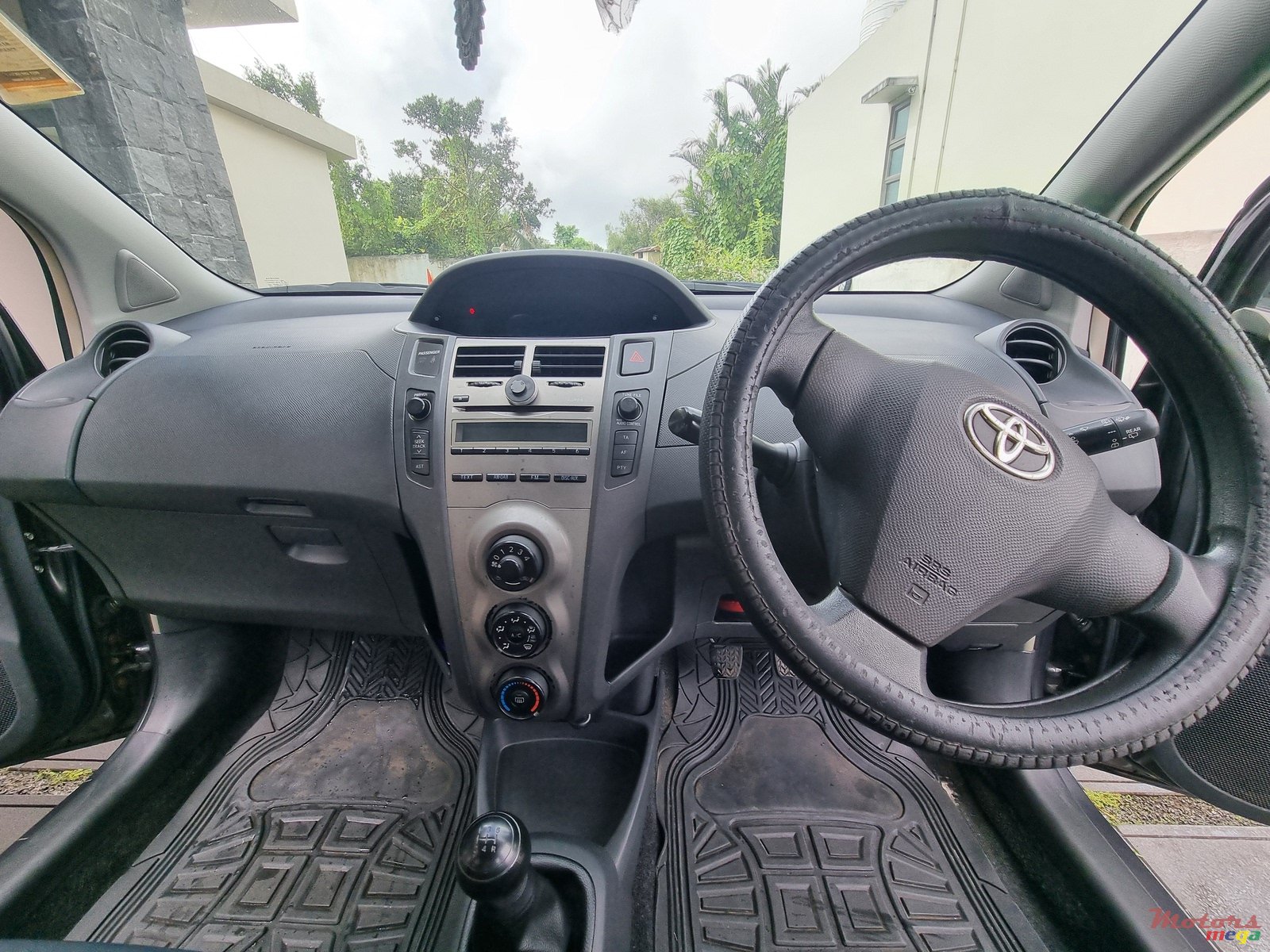 2011' Toyota Yaris photo #4