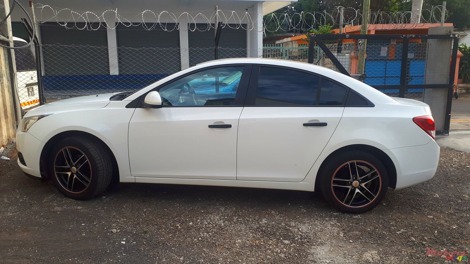 2011' Chevrolet Cruze photo #2