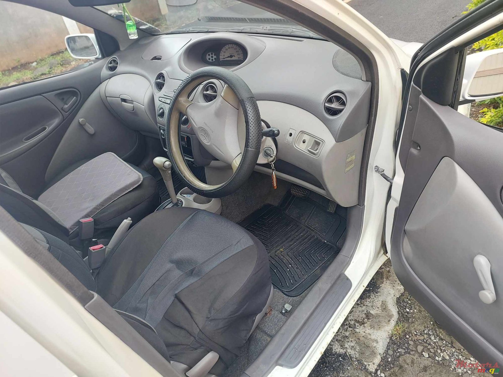 2002' Toyota Platz SCP92 photo #5