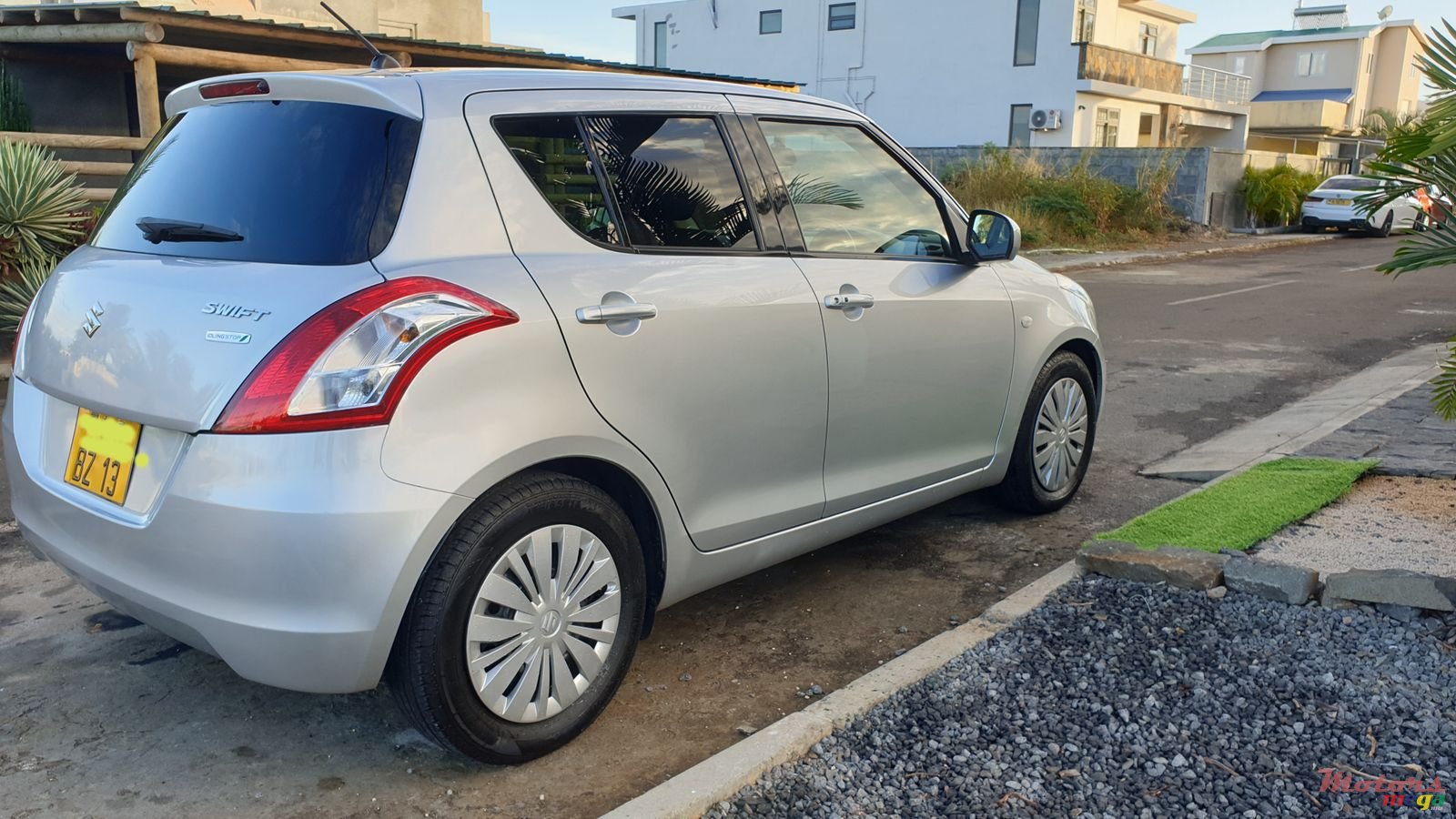 2013' Suzuki Swift photo #2