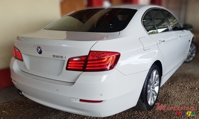 2010' BMW 528 photo #1