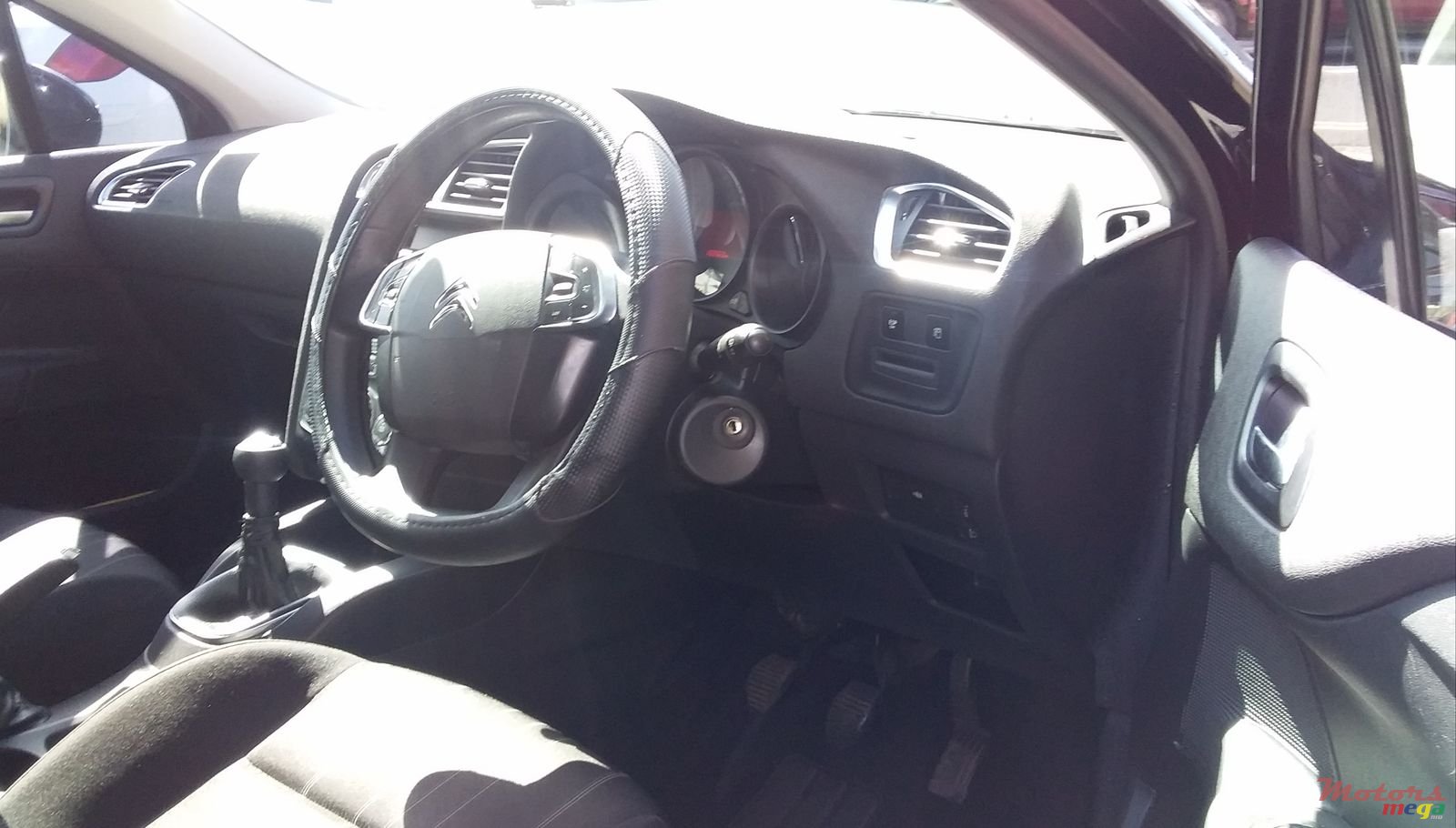 2011' Citroen C4 photo #3