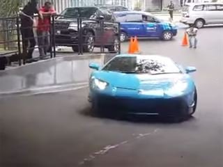 A Garage Full of Lambos, But This Aventador Can't Clear the Ramp