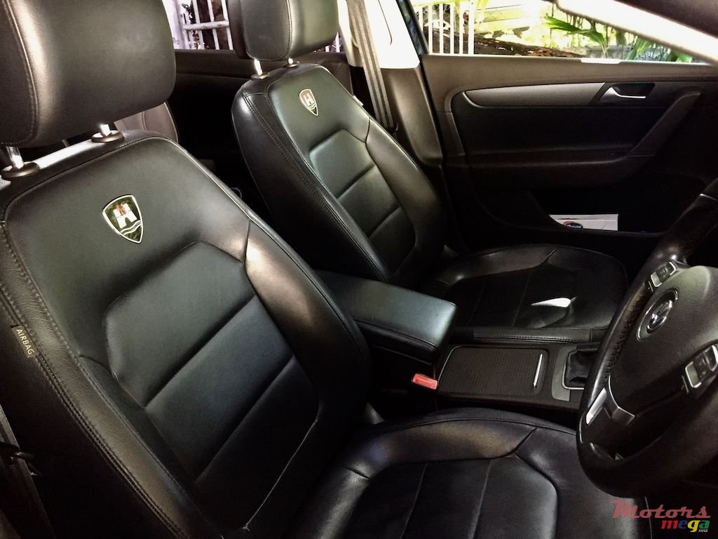 2012' Volkswagen Passat B7 R Line photo #6