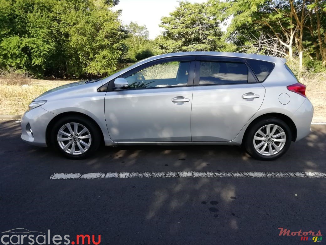 2012' Toyota Auris 1.5 Hatchback photo #3