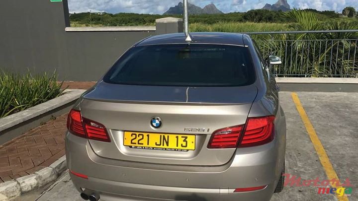 2013' BMW 5 Series 528i photo #1