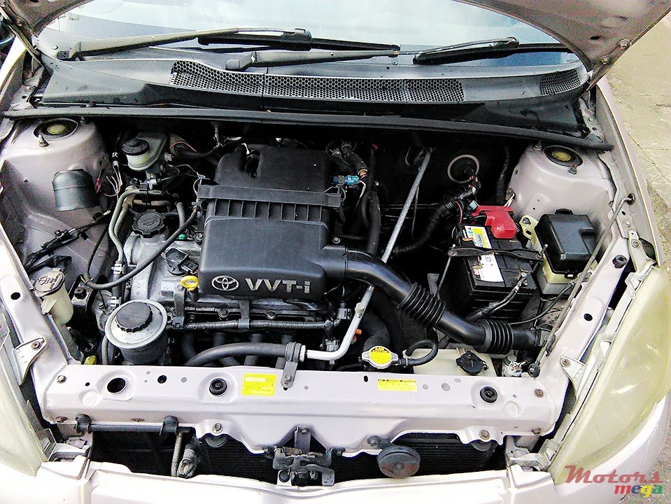 1999' Toyota Vitz photo #3