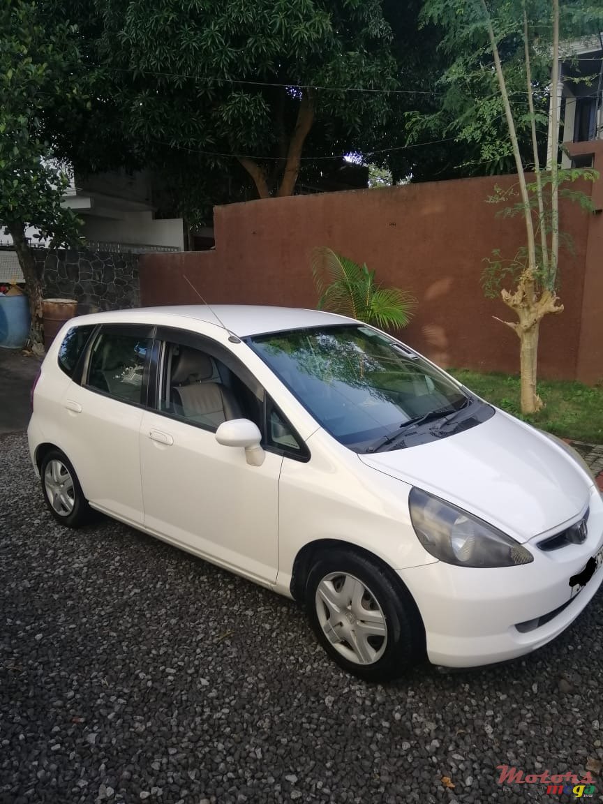 2004' Honda Fit photo #1