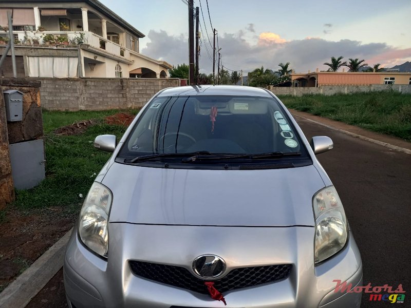 2009' Toyota Vitz photo #3