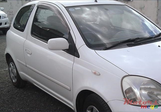 2002' Toyota Vitz photo #1