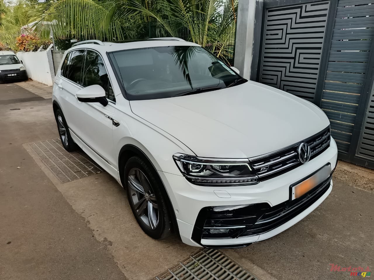 2018' Volkswagen Tiguan R line photo #2