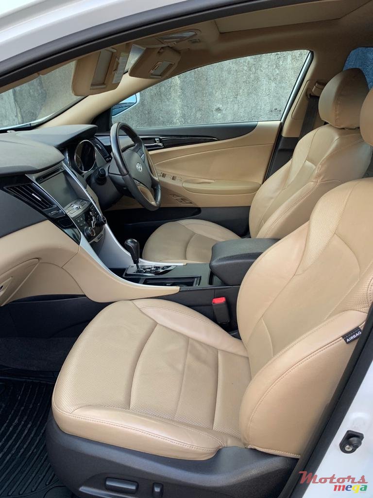 2011' Hyundai Sonata 2011 photo #1