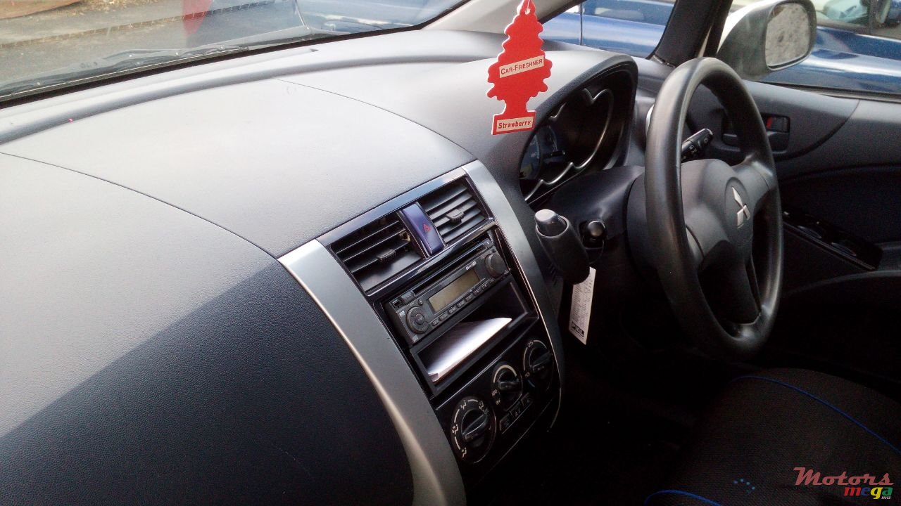 2004' Mitsubishi Colt photo #5