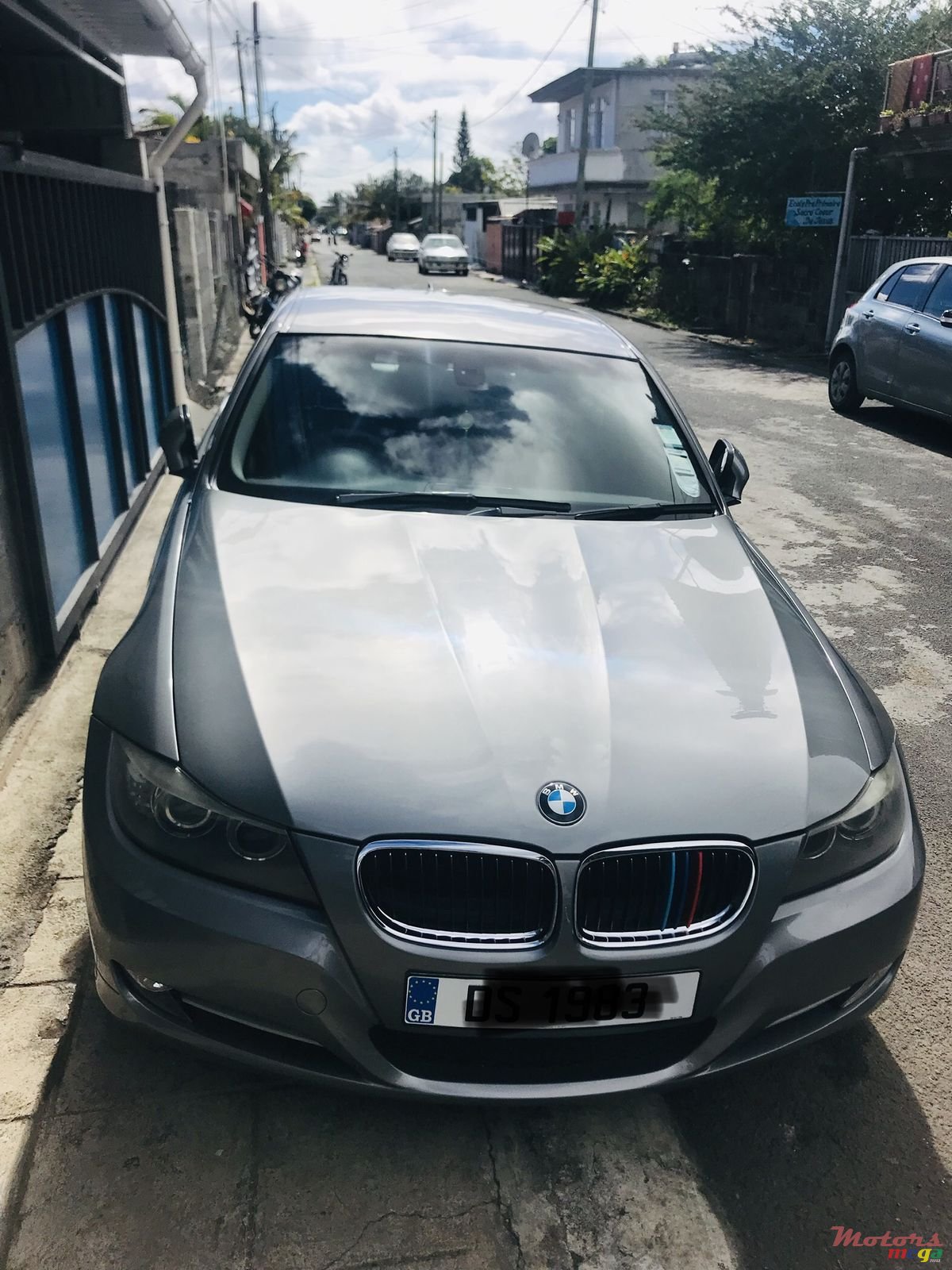 2010' BMW 3 Series photo #1