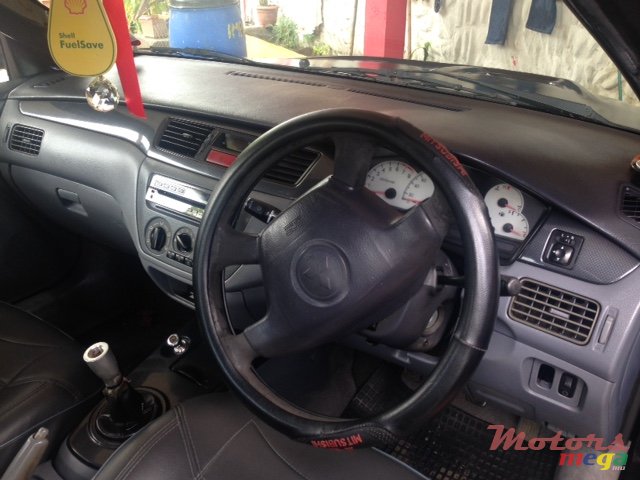 2002' Mitsubishi Lancer photo #3