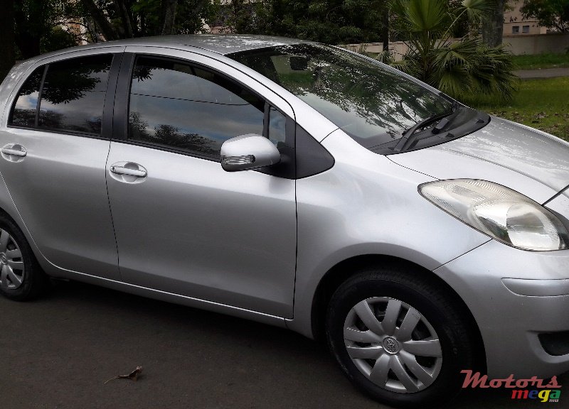 2009' Toyota Vitz photo #3