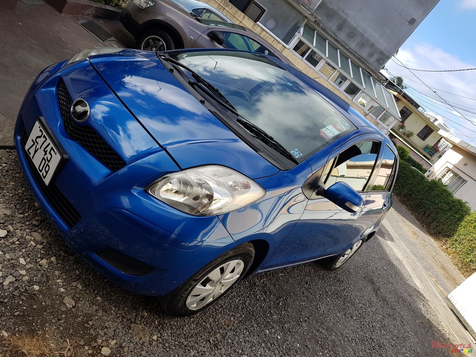 2009' Toyota Vitz photo #1