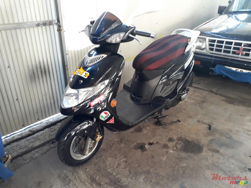 2012' Suzuki AN photo #5