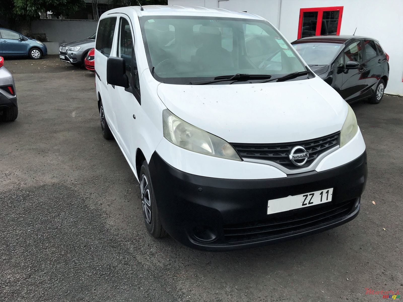 2011' Nissan NV 200 photo #2