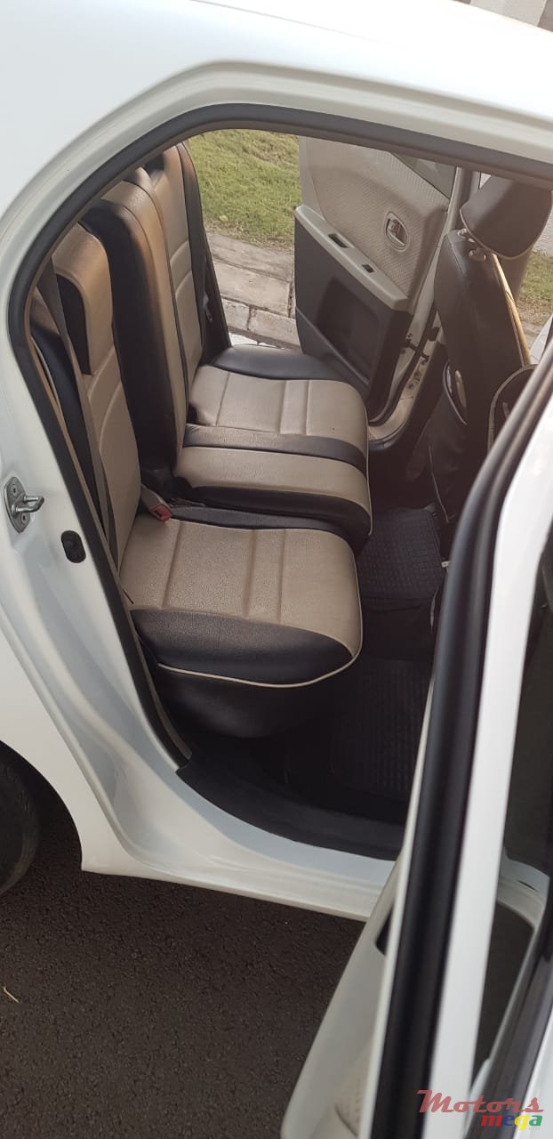 2006' Toyota Vitz photo #5