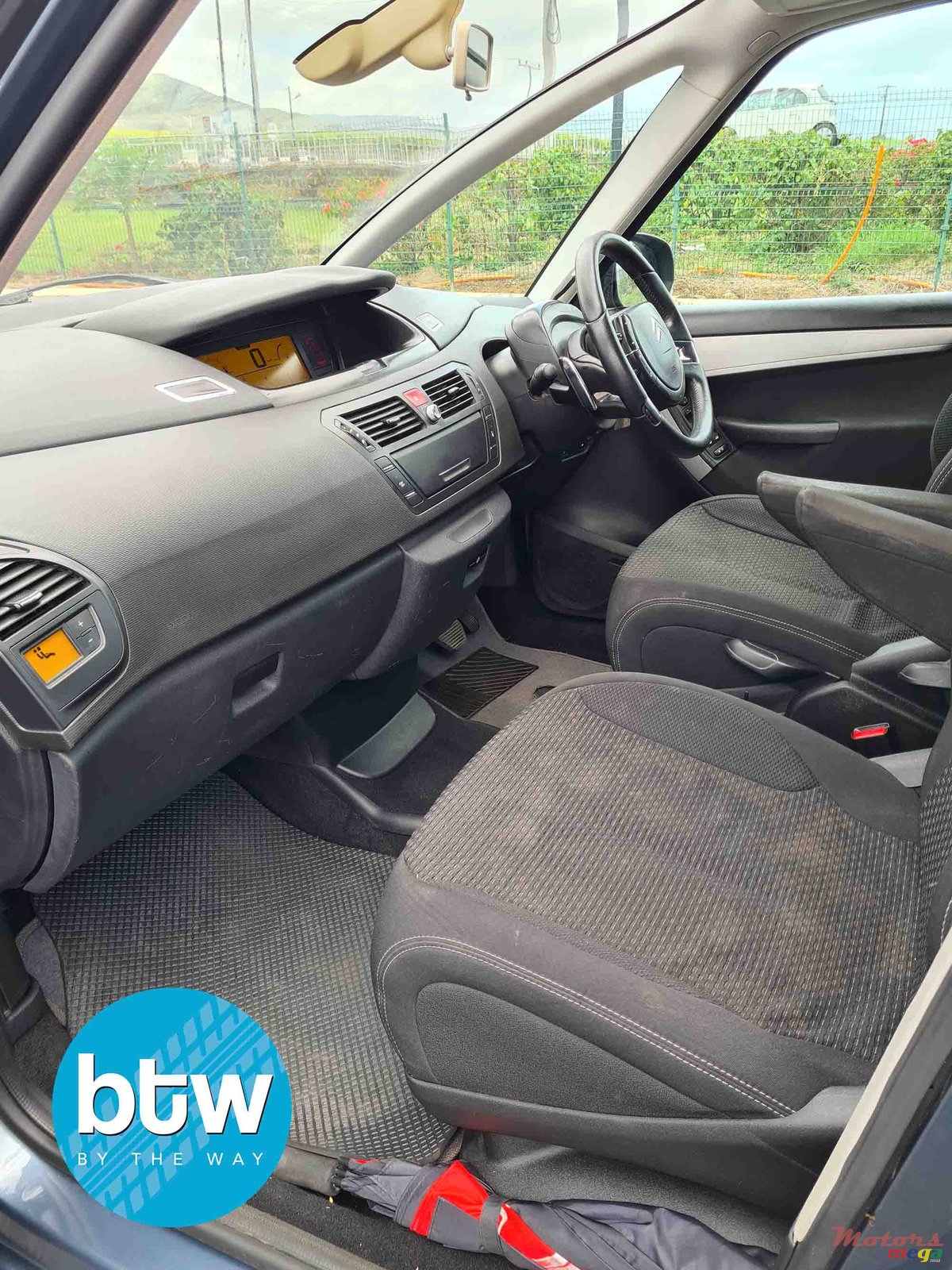 2011' Citroen C4 Picasso photo #6