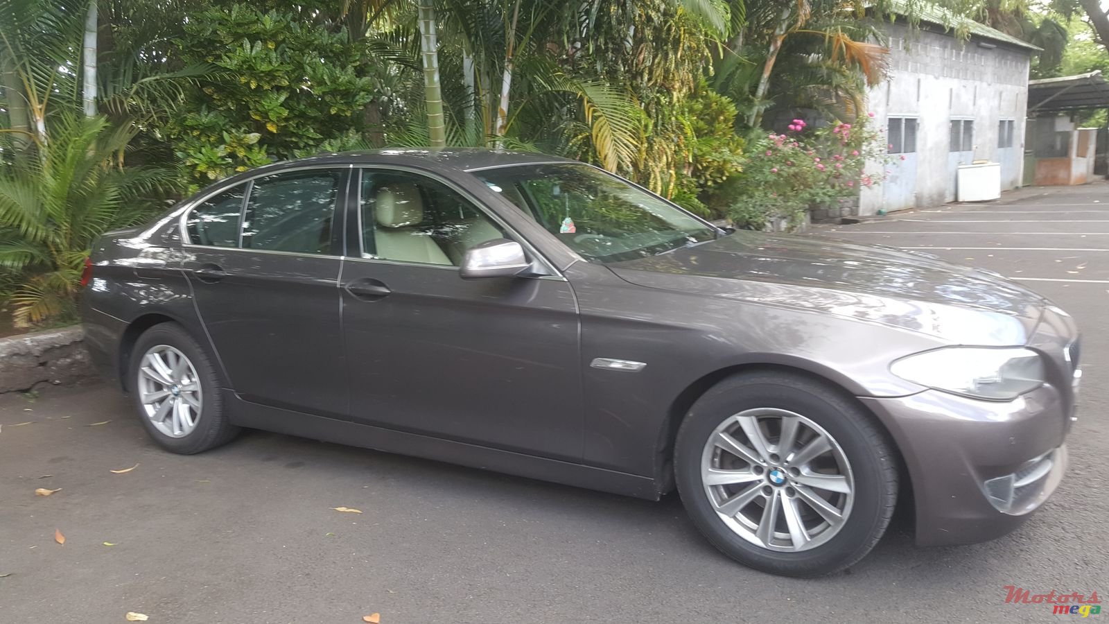 2012' BMW 520 photo #2