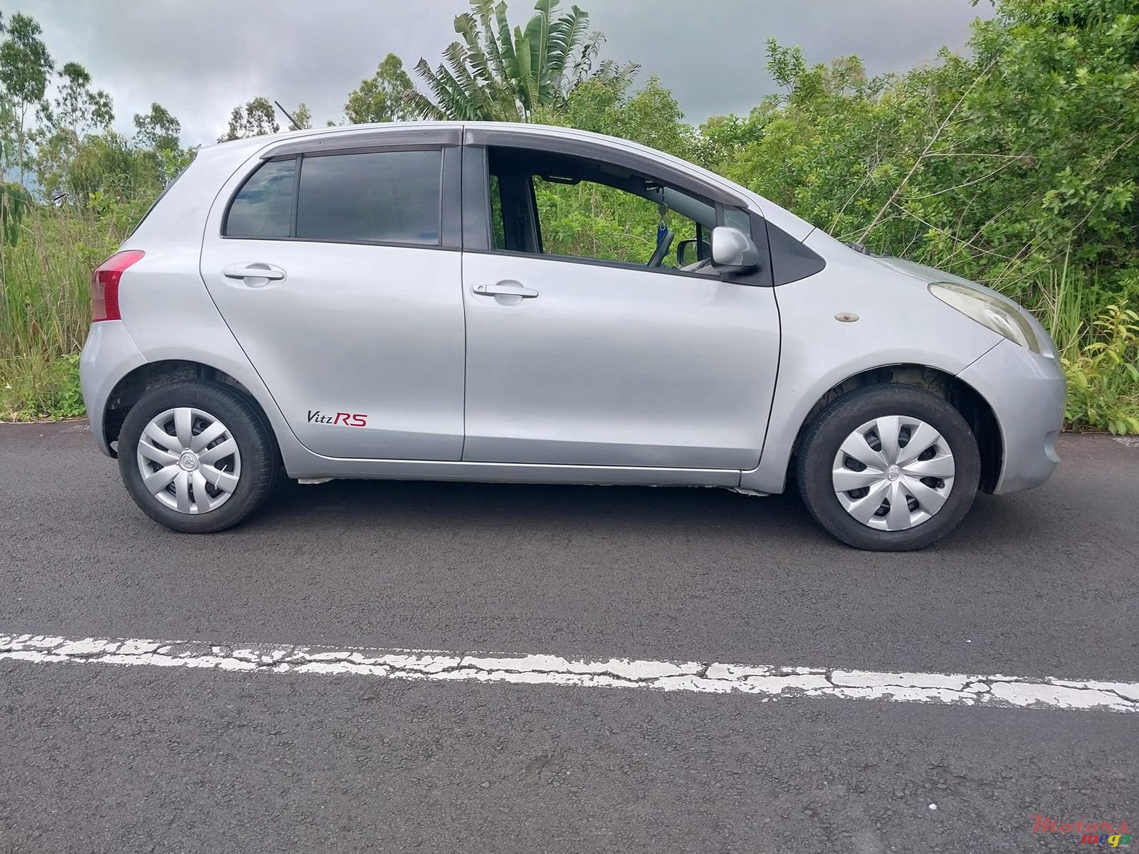 2005' Toyota Vitz photo #1