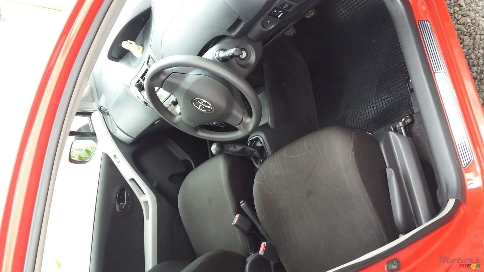 2009' Toyota Yaris photo #4