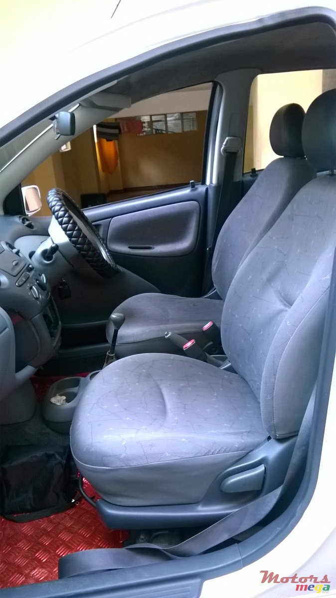 1999' Toyota Vitz  (Rs 3,300 L'enregistrement) photo #5