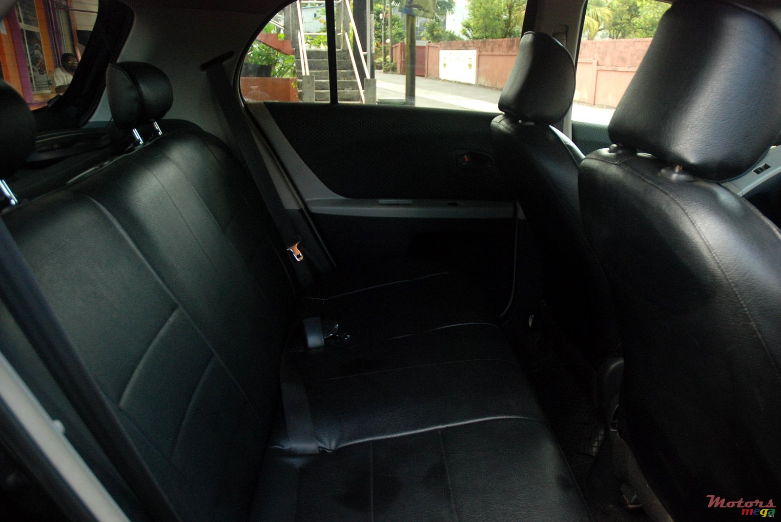 2005' Toyota Vitz photo #4