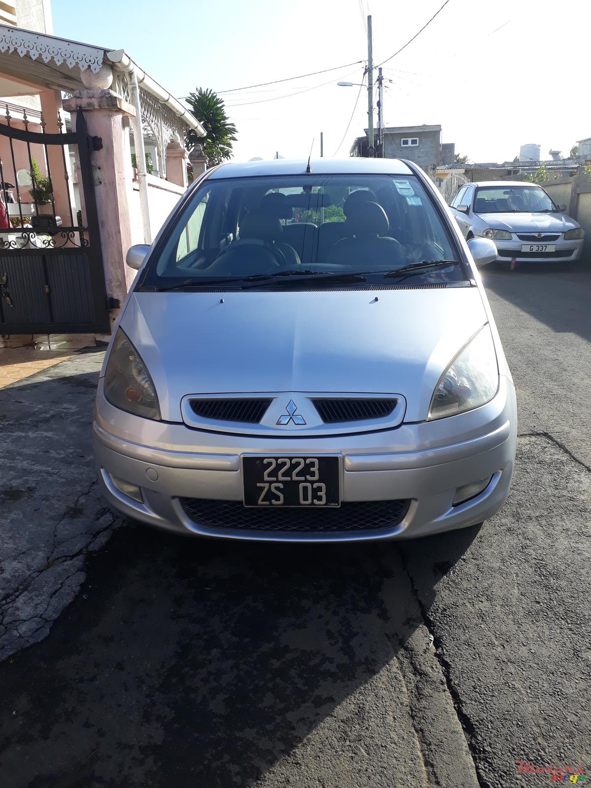 2003' Mitsubishi Colt photo #2