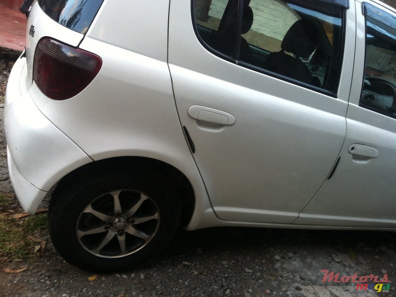 1999' Toyota Vitz photo #1