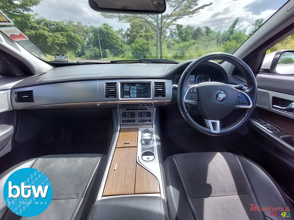 2015' Jaguar XF photo #6