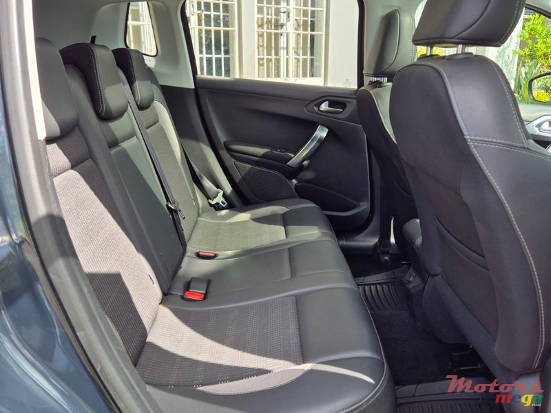 2019' Peugeot 2008 ALLURE photo #4