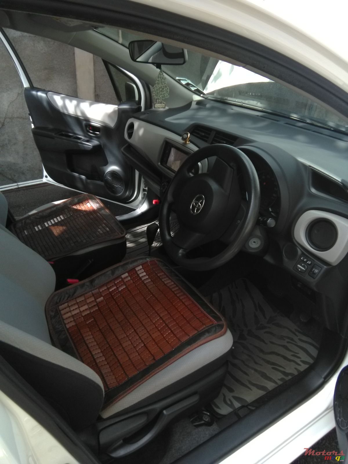 2011' Toyota Vitz photo #3