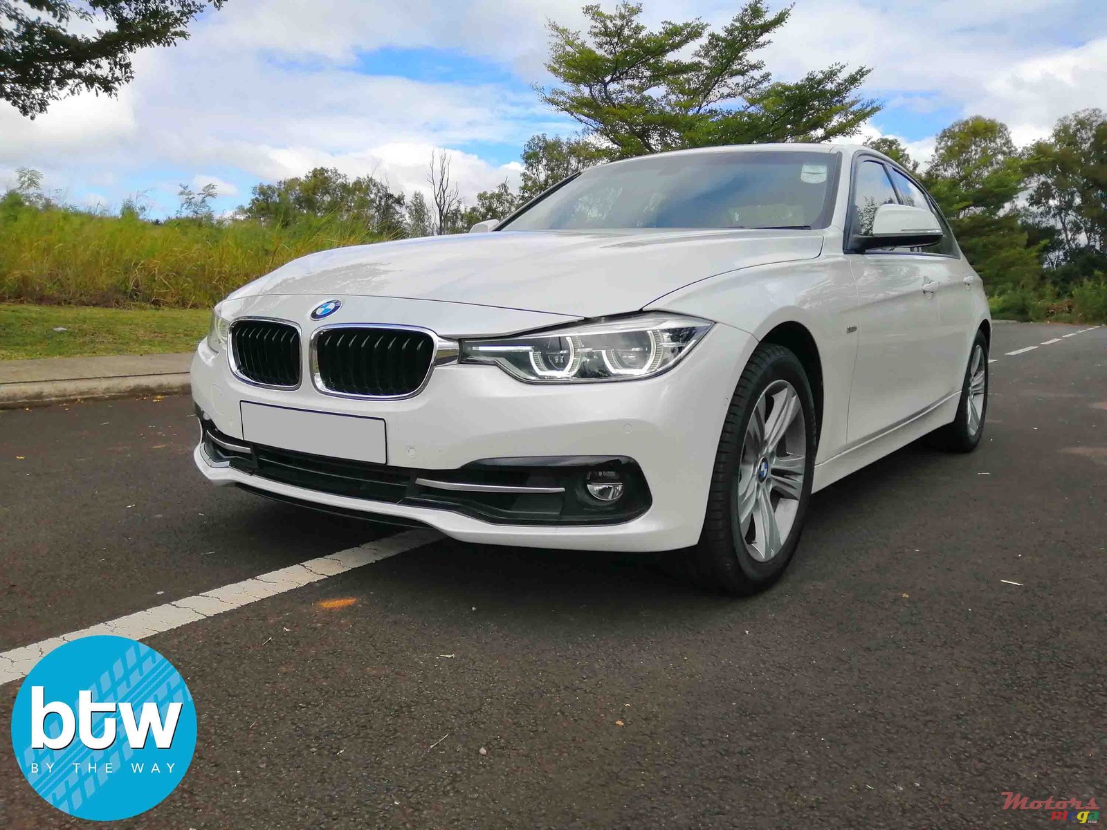 2017' BMW 318 photo #2