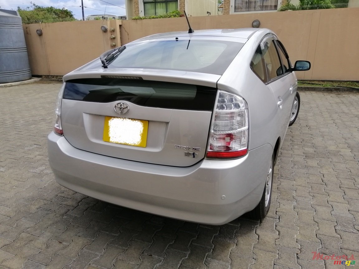 2012' Toyota Prius photo #2