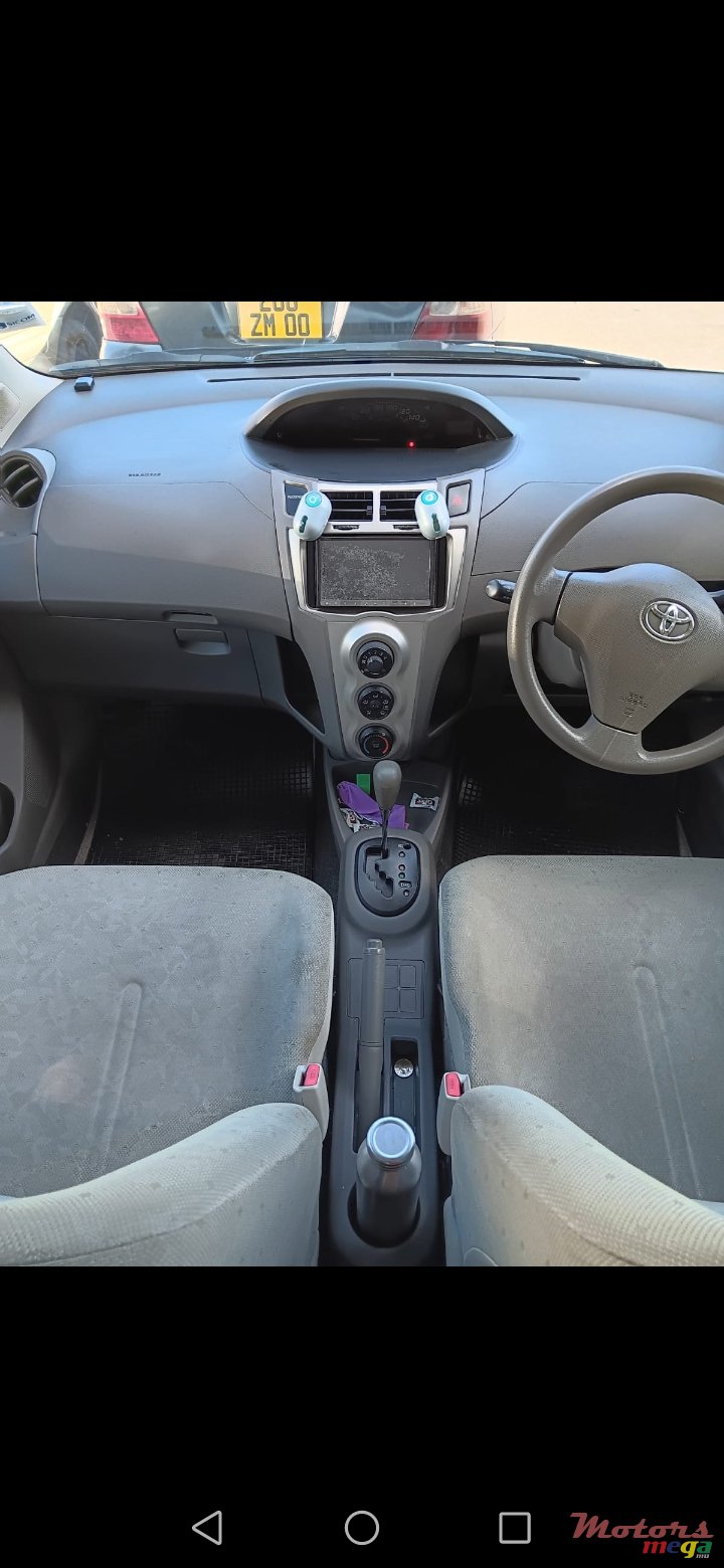 2011' Toyota Vitz photo #7