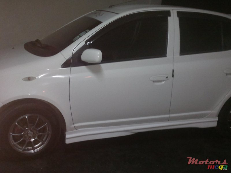 2000' Toyota Vitz photo #1