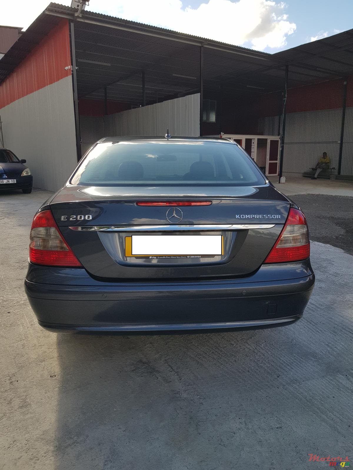 2010' Mercedes-Benz E-Class E200 photo #5