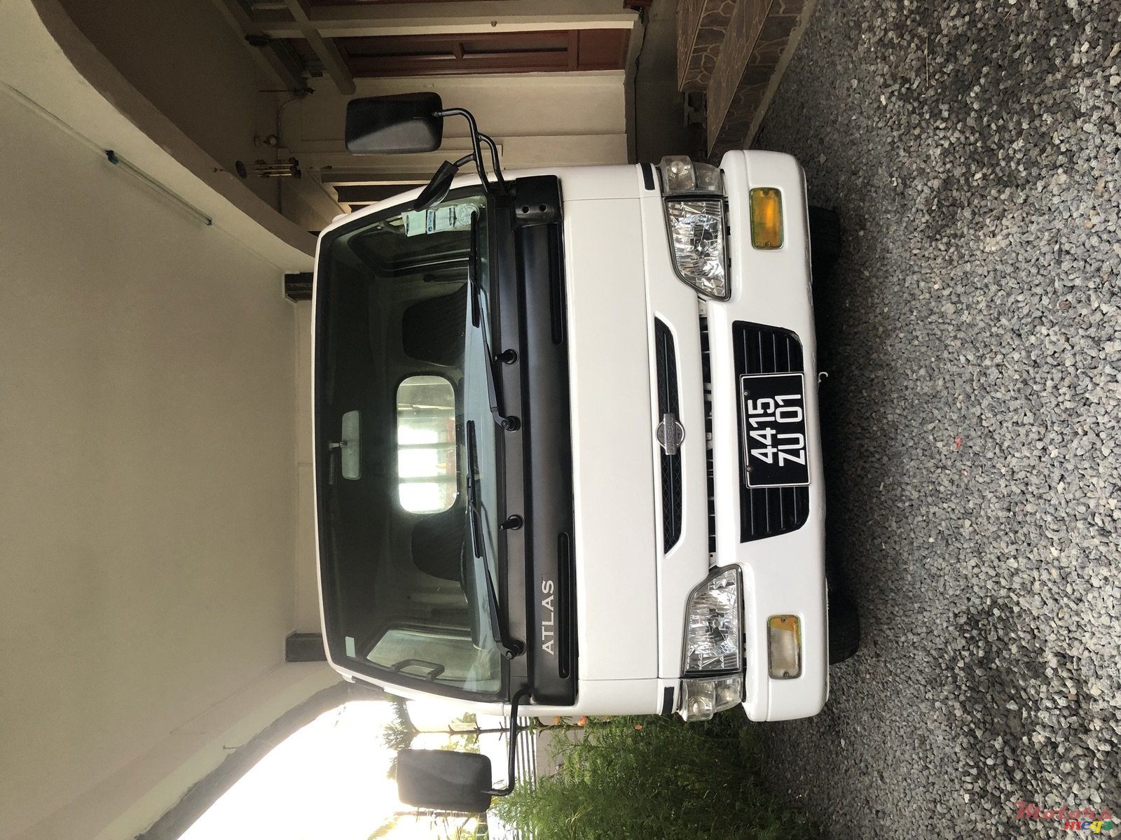 2001' Nissan Atlas single cab photo #1