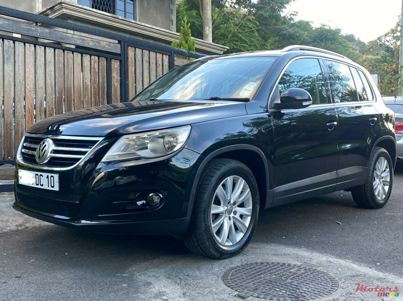 2010' Volkswagen Tiguan photo #2