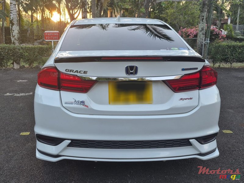 2018' Honda Grace Sport Limited Edition photo #2