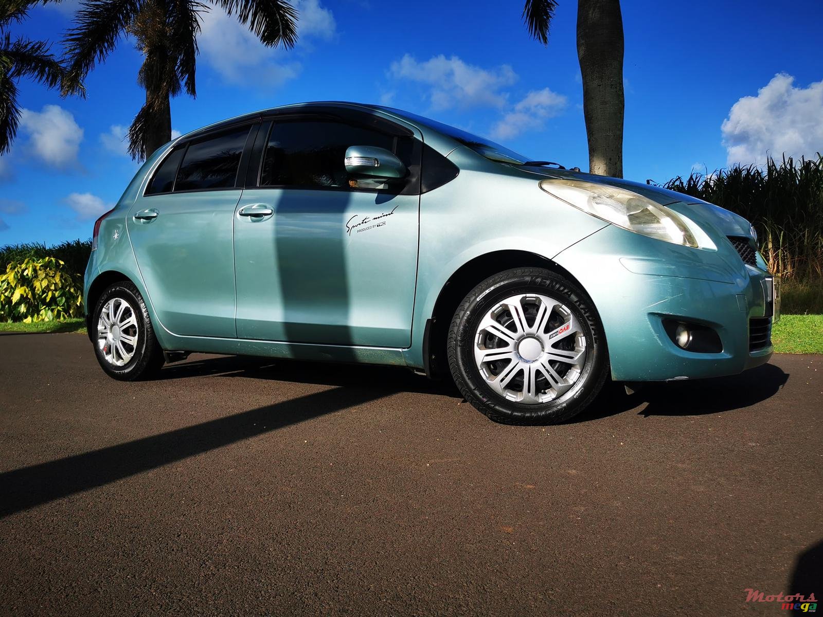 2008' Toyota Vitz photo #3