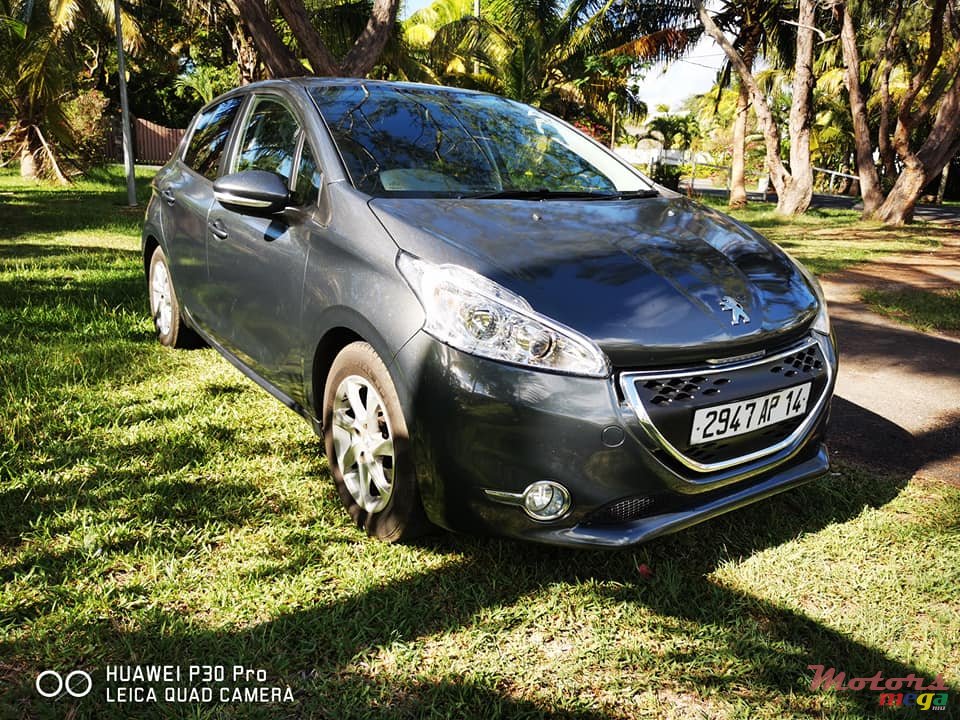 2014' Peugeot 208 1.4 HDI photo #2