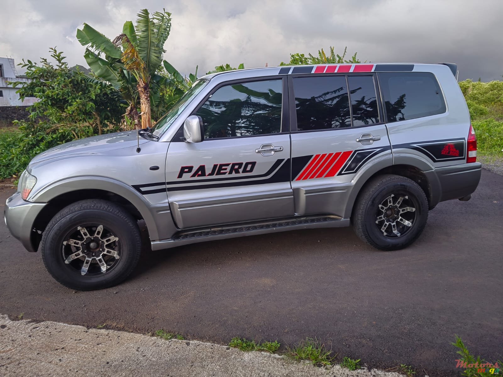 2003' Mitsubishi Pajero photo #3