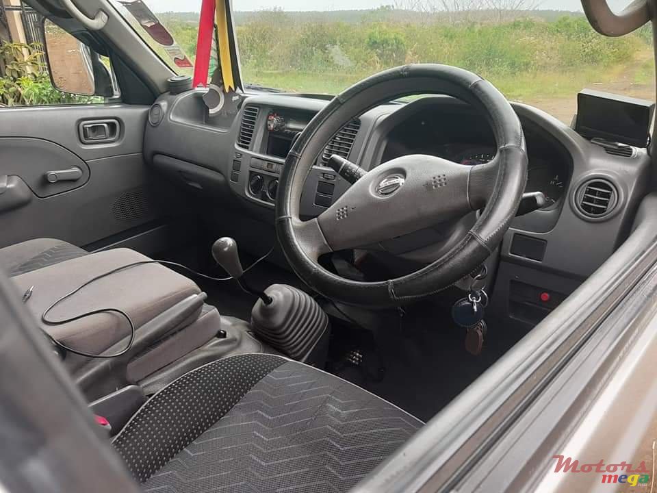 2005' Nissan E25 photo #1